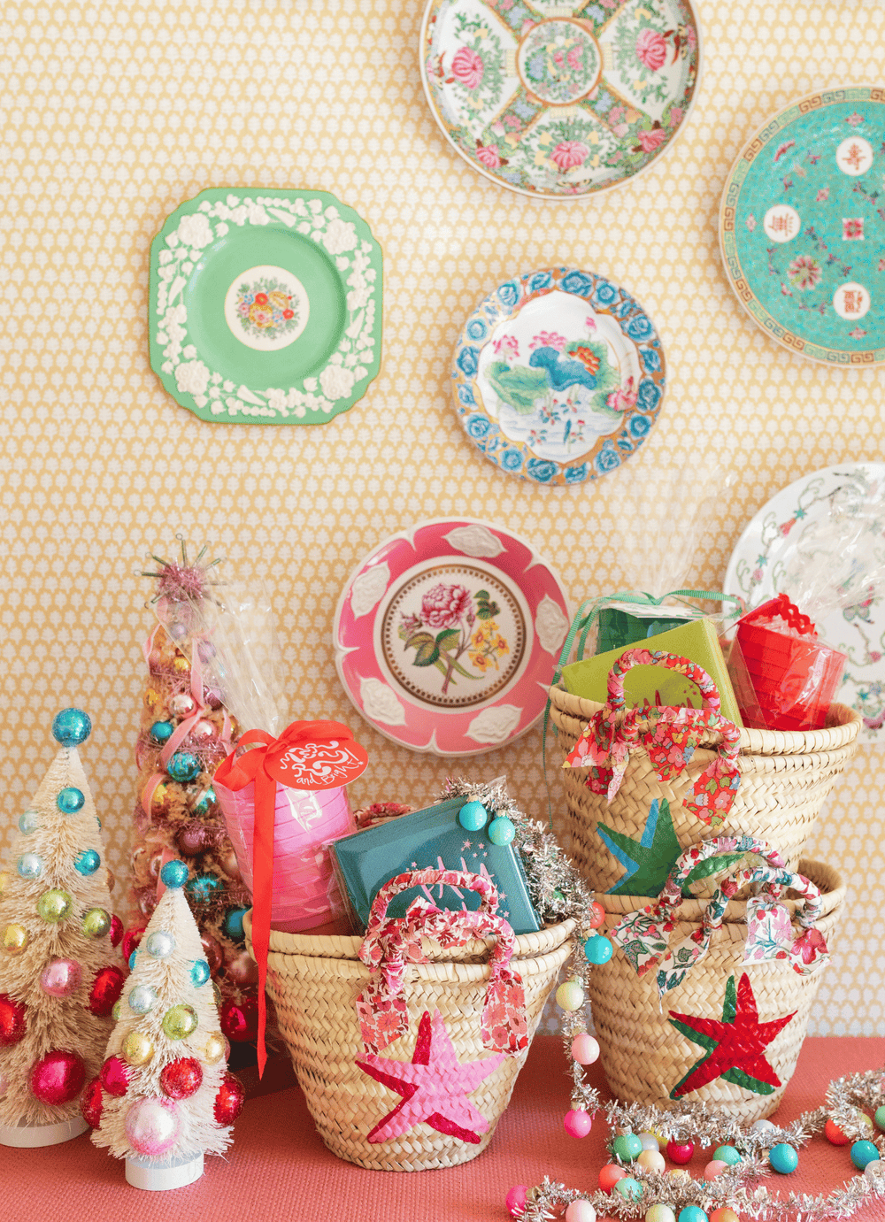 Breck & Grier for Fête Papier Straw Baskets Shadow Star Red & Green